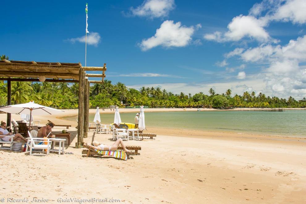 Imagem de pessoas nas espreguiçadeira na praia Ponta do Mutá.